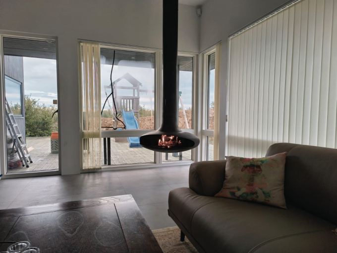 Hangende houten zwarte open haard brandende dakkamin binnen staal op maat 16